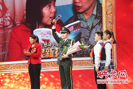 中國(guó)人民解放軍71352部隊(duì)19分隊(duì)管理員王留杰上臺(tái)接受頒獎(jiǎng)。