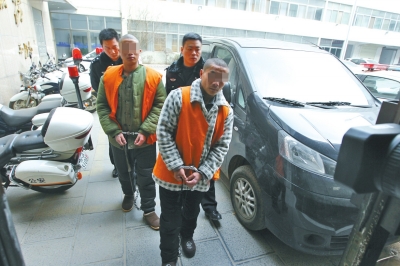 倆刑釋男子，冒充“富二代”，微信搜附近的人，專搶出入娛樂場所女性