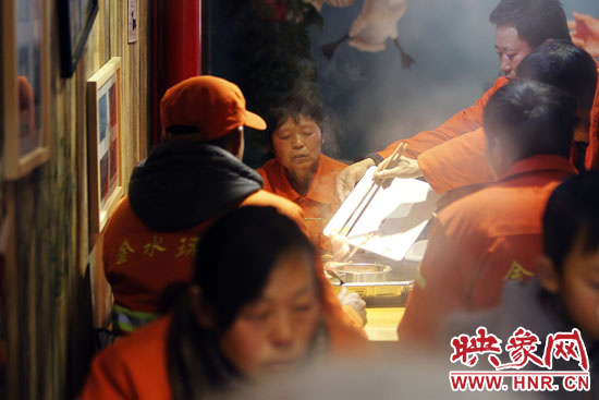 鄭州黃河路衛(wèi)生路附近一家火鍋店，宴請(qǐng)130名環(huán)衛(wèi)工人吃火鍋。