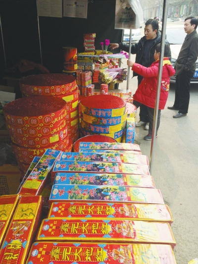 一家鞭炮攤兒前，只有少數(shù)人駐足購(gòu)買。