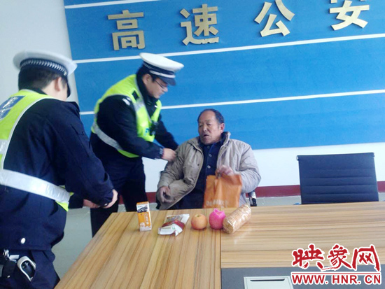 民警將老人帶回駐地。