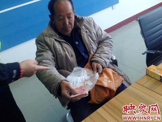 在把老人帶回駐地后，老人竟又從身上掏出幾千元現(xiàn)金要塞給民警。
