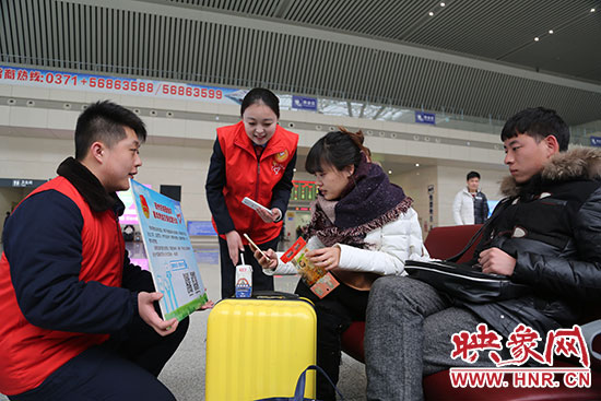 邀請旅客掃二維碼參加活動(dòng)。
