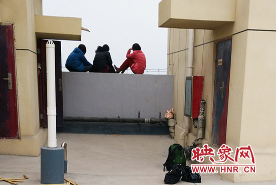 三人在樓頂始終不肯下來(lái)。