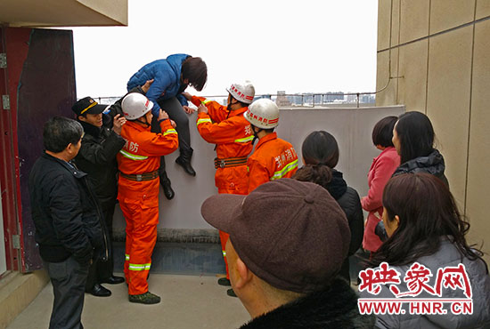 消防隊(duì)員和巡防隊(duì)員、民警將最后一名女子從樓頂救下。