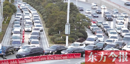 昨日，鄭州市福元路，車輛在僅剩的一條5米寬車道上堵得“不亦樂乎”