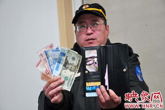 經(jīng)過上網(wǎng)查詢，巡防隊員確認這些外幣相當于180多元人民幣。