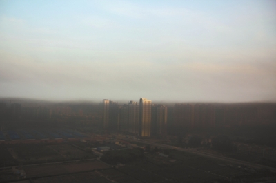 鄭州遇“平流霧”，上空晴朗，城市被黑霧籠罩