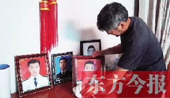 沉浸在悲痛之中的魯有海，擦拭著孩子的遺照