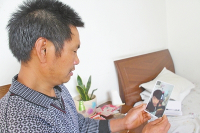 46歲的山村農(nóng)民祁振崗在失去兒子的同時(shí)，又陷入了“沒(méi)錢(qián)帶兒子回家”的揪心之痛中。