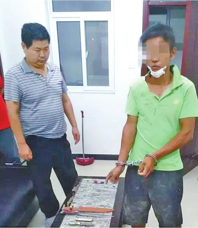 犯罪嫌疑人張某某（右）被抓時，挎包中被搜出兩把長約30厘米的尖刀