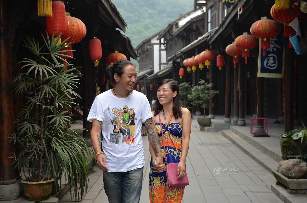 圖為7月20日，顧少強和老公于夫在成都街子古鎮(zhèn)，兩人剛于7月6日登記結(jié)婚。王勤/CFP