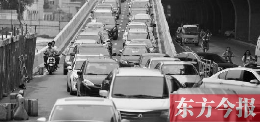 昨日，鄭州市大學(xué)路與隴海路交叉口處，因封閉施工，現(xiàn)場堵成停車場