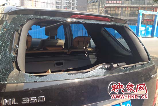 奔馳車夜停路邊被砸，損失萬(wàn)元以上