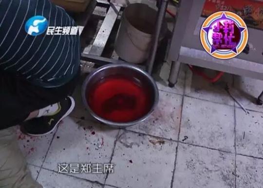 老板竟突然在廚房?jī)?nèi)割腕自殺!發(fā)現(xiàn)意外情況后，小莉趕緊對(duì)傷者進(jìn)行包扎，并撥打了120急救電話。