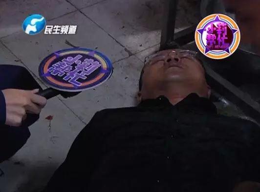 老板竟突然在廚房?jī)?nèi)割腕自殺!發(fā)現(xiàn)意外情況后，小莉趕緊對(duì)傷者進(jìn)行包扎，并撥打了120急救電話。