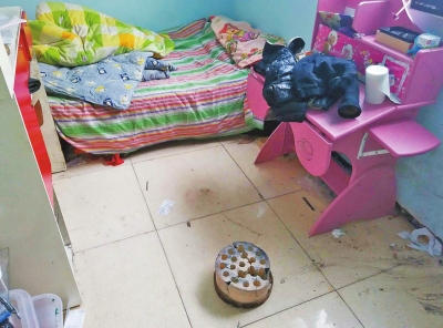 在理發(fā)店死者居住的臥室內(nèi)，地上放有一個大煤球。