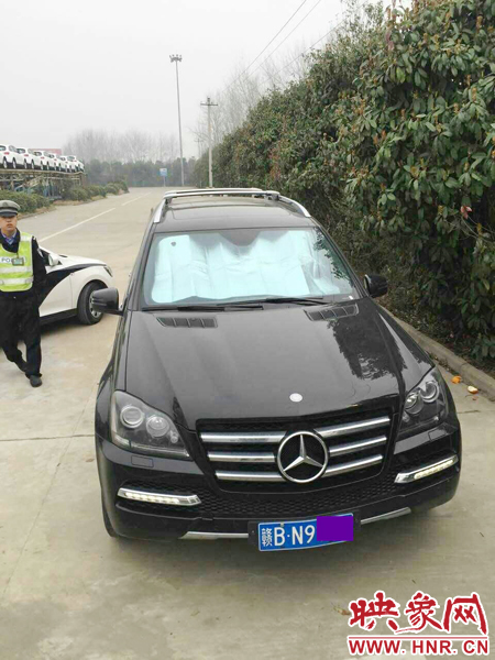江西男子奔馳車中睡覺一氧化碳中毒，周口高速交警及時(shí)發(fā)現(xiàn)。