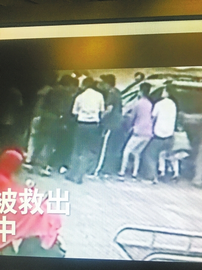 溫暖！女子鄭州街頭被卷入車底 大伙抬車施救