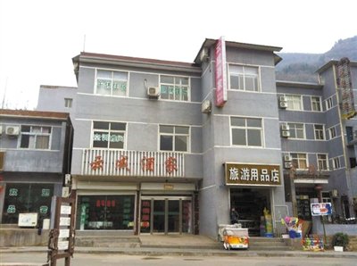 今年，胡萬林涉嫌非法行醫(yī)的地點，就在這座農(nóng)家賓館內(nèi)。
