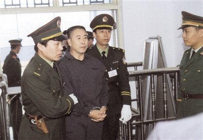 2000年9月30日，河南商丘，胡萬林被法警押上法庭。