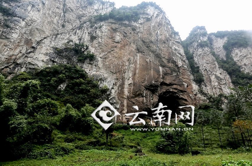 大鍋圈小學(xué)就建在這樣一個懸崖絕壁邊上。