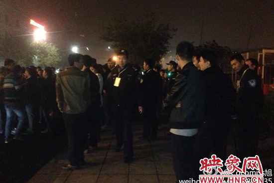 11月1日深夜，鄭州鄭東新區(qū)夜總會(huì)“皇家一號(hào)”被查處。網(wǎng)友供圖