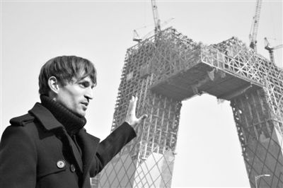 2008年2月，建筑師奧雷·舍人在中央電視臺(tái)新址大樓的工地外。圖/CFP