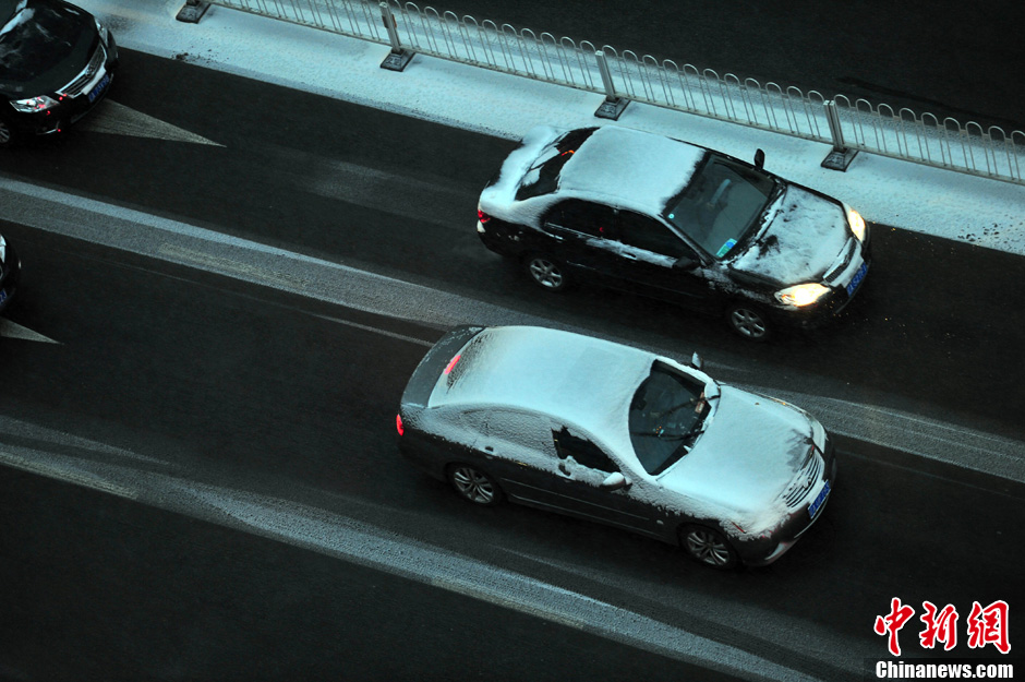 11月18日，沈陽街頭的汽車被積雪覆蓋。