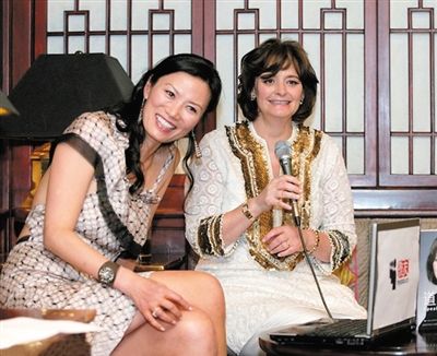 英國(guó)《每日郵報(bào)》刊發(fā)了一張鄧文迪曾幫助布萊爾夫人在中國(guó)推銷其自傳的圖片。