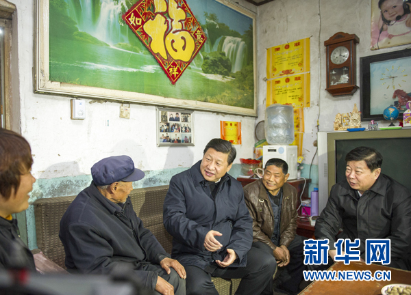 25日下午，習(xí)近平在地處沂蒙老區(qū)的臨沭縣曹莊鎮(zhèn)朱村看望83歲的“老支前”王克昌。