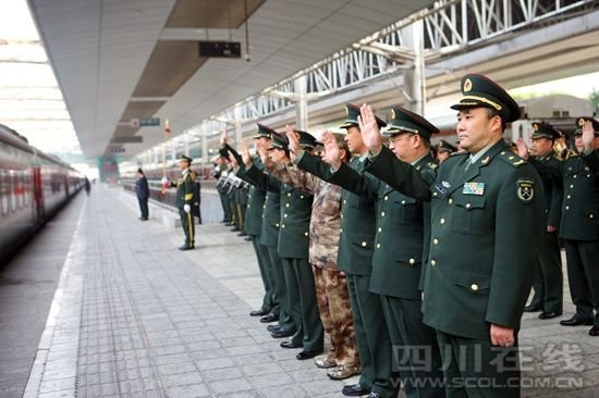 全國抗震救災模范王凱率13集團軍常委為退伍老兵送行。