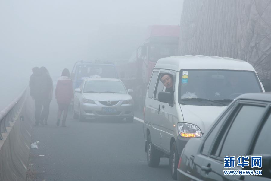 12月4日，滬陜高速揚州段大量車輛滯留。