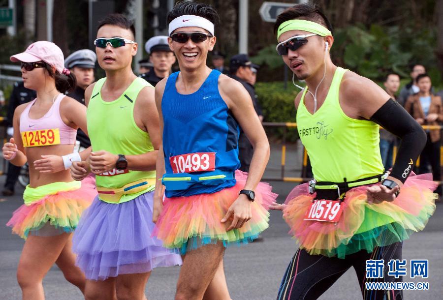 12月8日，三名男選手身著“蓬蓬裙”參加比賽。