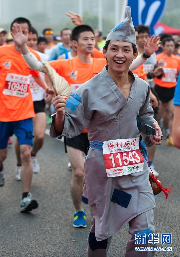 12月8日，一名選手身著“濟公”服裝參加比賽。