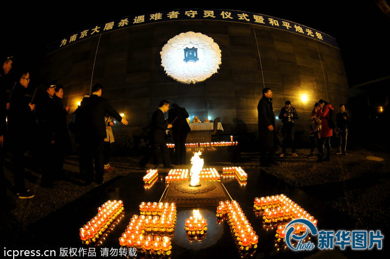 “為南京大屠殺遇難者守靈儀式暨和平燭光祭”活動(dòng)在侵華日軍南京大屠殺遇難同胞紀(jì)念館祭場舉行。