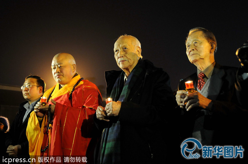 “為南京大屠殺遇難者守靈儀式暨和平燭光祭”活動(dòng)在侵華日軍南京大屠殺遇難同胞紀(jì)念館祭場舉行。