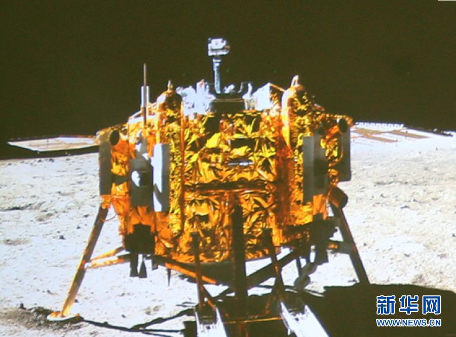 這是北京飛控中心大屏幕上顯示“玉兔”號月球車上的全景相機(jī)拍攝的嫦娥三號著陸器照片。