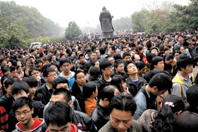 去年3月16日，武漢華中科技大學(xué)，“北約”、“華約”、“卓越”聯(lián)盟自主招生選拔考試湖北考點(diǎn)，考生等待進(jìn)場(chǎng)。 圖/CFP