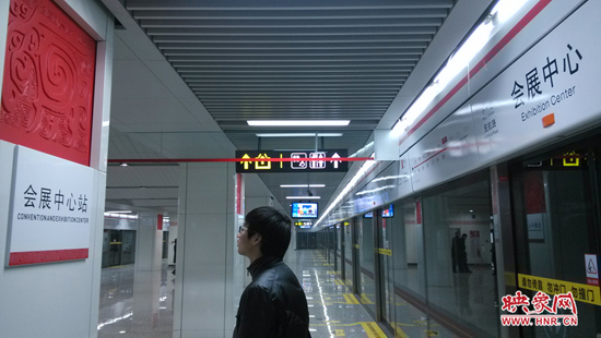 會展中心站，兩塊牌子的站點名稱英文翻譯也不相同