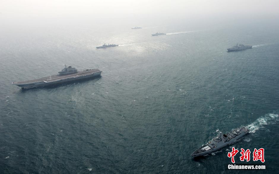 圖為遼寧艦與水面艦艇進(jìn)行協(xié)同訓(xùn)練。中新社發(fā) 胡鍇冰 攝
