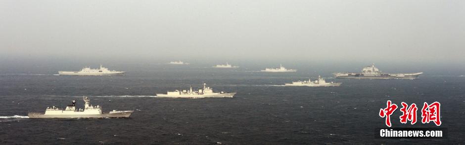 圖為遼寧艦與水面艦艇進(jìn)行協(xié)同訓(xùn)練。中新社發(fā) 李靖 攝