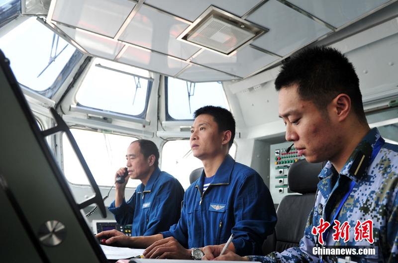 圖為遼寧艦飛行指揮員在塔臺(tái)進(jìn)行艦載機(jī)著艦起飛指揮。中新社發(fā) 胡鍇冰 攝