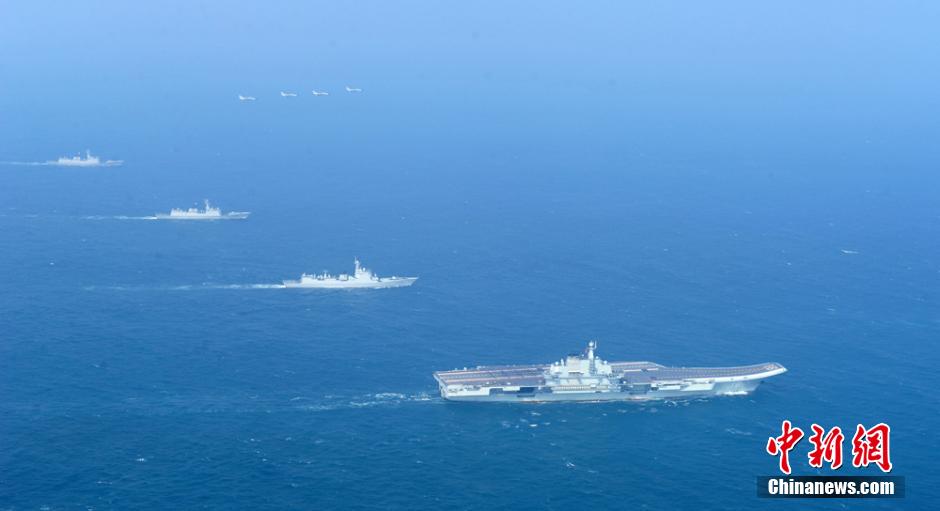 圖為遼寧艦與水面艦艇、飛機(jī)進(jìn)行協(xié)同訓(xùn)練。中新社發(fā) 胡鍇冰 攝