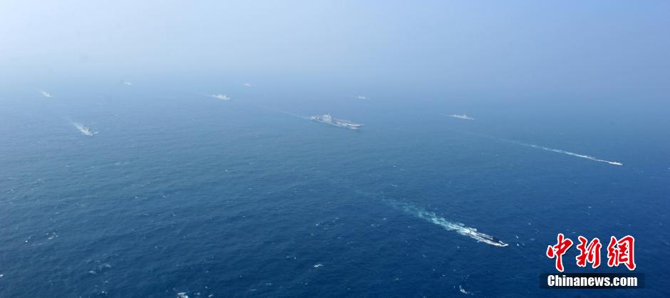 圖為遼寧艦與水面艦艇進(jìn)行協(xié)同訓(xùn)練。中新社發(fā) 李靖 攝