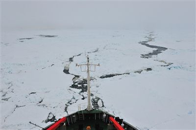 7日17時(shí)50分許，“雪龍”號(hào)船頭冰面裂開(kāi)一條水道，“雪龍”號(hào)趁機(jī)迅速穿過(guò)。