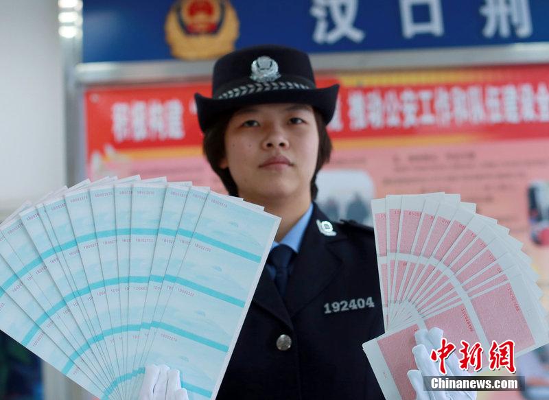 武漢鐵路公安局辦案民警展示空白假火車票。