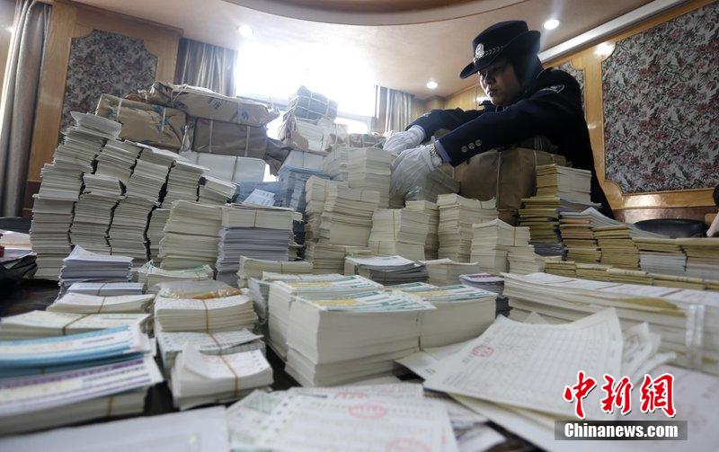湖北省武漢市，民警清點大量非法制作的成品，半成品假票和制假工具。