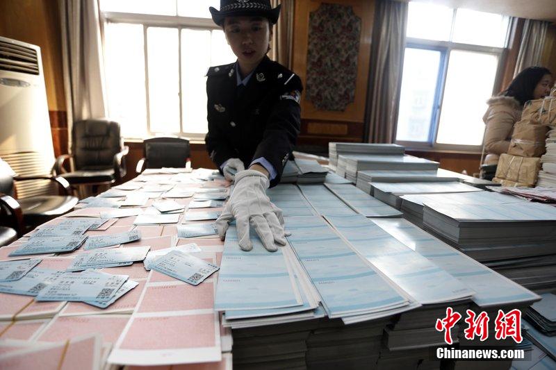 湖北省武漢市，民警清點大量非法制作的成品，半成品假票和制假工具。
