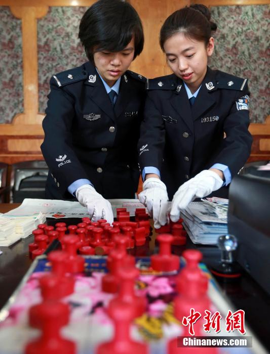 圖為清點查獲大量假火車票和制販工具。